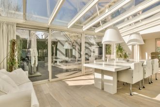 Agrandir sa maison à Biarritz : véranda ou extension, que choisir ?