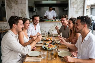 Groupe d'amis dégustant des sushis à SaintDenis