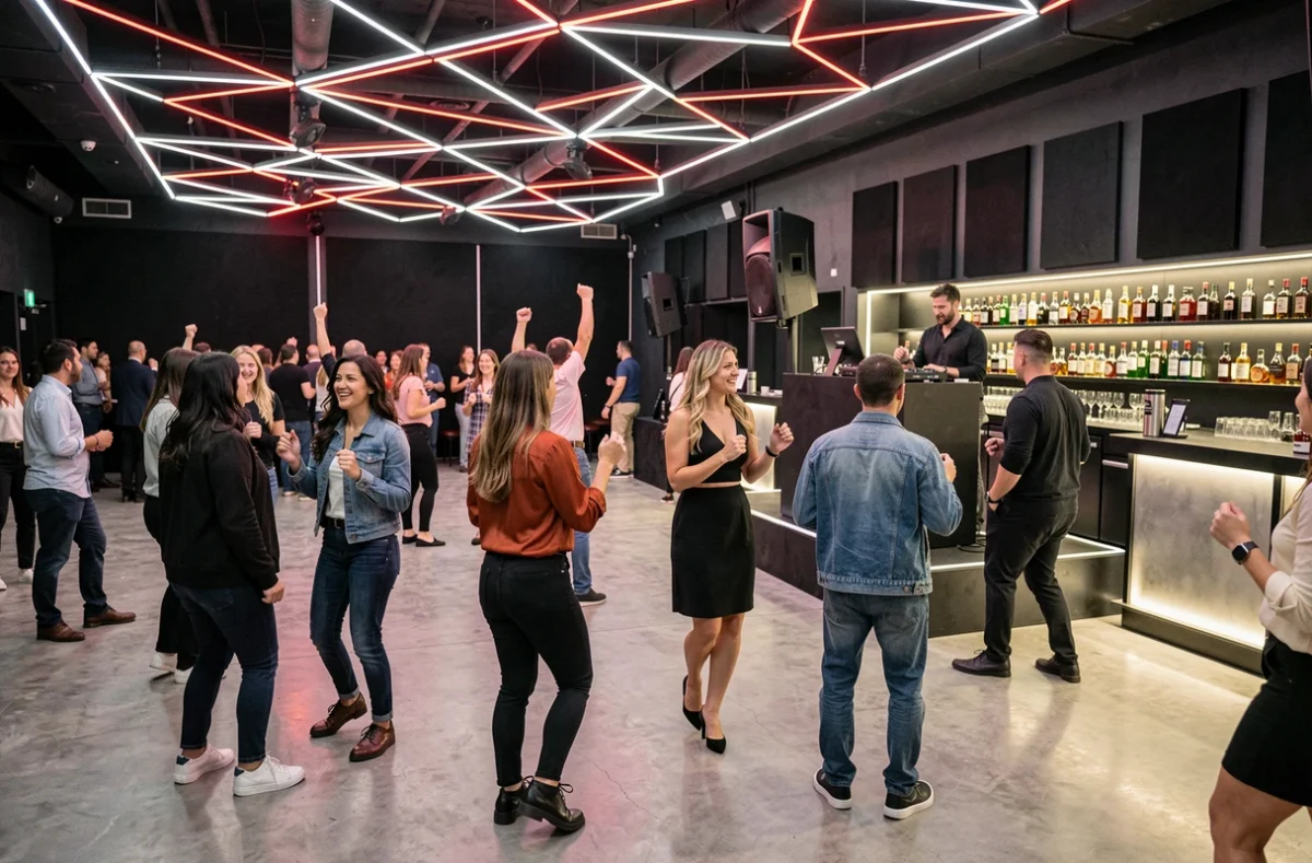 Intérieur du club Le Loft Metropolis à Rungis avec piste de danse et DJ booth sous des installations LED géométriques
